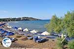 GriechenlandWeb Ligstoelen und parasols Karfas - Insel Chios - Foto GriechenlandWeb.de