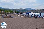 Parasols und ligbedden aan Strandt Anaxos - Foto GriechenlandWeb.de